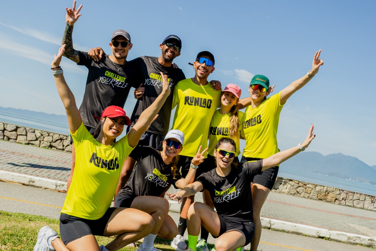 Corredores RunLab comemorando na orla